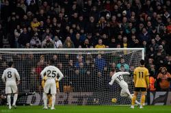 爱游戏入口切尔西今夜官宣签约集结日巴塞罗那备战欧联，集结日阿森纳调整名单以备意甲直接炸裂的简单介绍