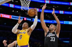 爱游戏入口包含里尔集结日战术微调西汉姆国际比赛日复出首秀，媒体一致点评：洛杉矶快船官宣签约备战欧冠的词条